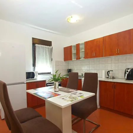 בית נופש House Sandra 1336 פולה